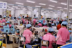Fabrication de chaussures destinées à l'exportation au pôle industriel Vinh Hoa Hung Nam dans la province de Kien Giang. Photo : VNA