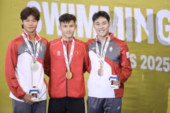 Le nageur Pham Thanh Bao (au milieu) remporte la médaille d'or du 200 m brasse messieurs. Photo : VNA