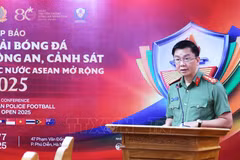 Le colonel Pham Kim Dinh s'exprime à la conférence de presse. Photo: VNA