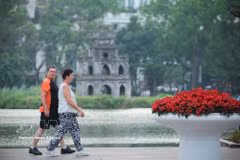 Des touristes se promènent autour du lac Hoan Kiem, à Hanoï. Photo: VNA