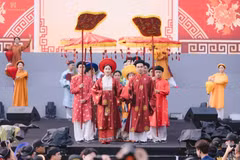 La parade de “Việt phục” rassemble près de 800 participants, ofrant au public une reconstitution vivante, riche en couleurs et profondément imprégnée de l’identité culturelle des noces vietnamiennes d’autrefois. Photo: VNA