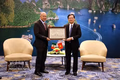 Un représentant de Quang Ninh offre à la délégation du Parti du Travail du Mexique un tableau sur la baie d'Ha Long. Photo : VNA