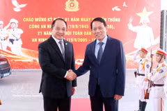 Le général Luong Tam Quang (droite), ministre vietnamien de la Sécurité publique, et Eduardo S.L. Oban Jr., conseiller à la sécurité nationale des Philippines. Photo: VNA