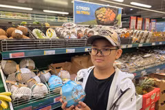 Une cliente asiatique avec des noix de coco vietnamiennes. Photo : VNA