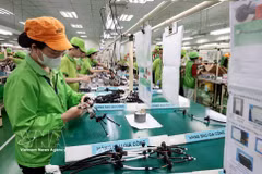 Ligne de production de faisceaux de câbles électriques chez la société Bandai Vietnam, implantée dans la zone industrielle Bo Trai, quartier de Hoa Binh, province de Phu Tho. Photo : VNA