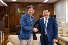L'ambassadeur du Vietnam au Brésil, Bui Van Nghi (droite), et le vice-recteur de l'UFRGS, le professeur Pedro de Almeida Costa. Photo : ambassade du Vietnam au Brésil