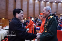 Le président Luong Cuong adresse ses vœux de Nouvel An lunaire aux populations de la province de Lao Cai. Photo : VNA