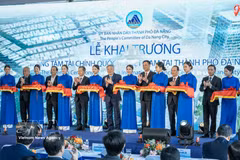 Le vice-Premier ministre Nguyen Hoa Binh et des délégués coupent le ruban inaugural du Centre financier international du Vietnam à Da Nang. Photo : Vietnam+