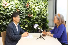 Le président de l’Association d’échanges économiques et culturels République de Corée - Vietnam (KOVECA), Kwon Sung-taek, répond aux questions d'une correspondante de la VNA. Photo: VNA