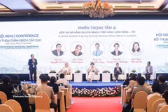 Tran Ha My (première à droite) participe à la Conférence de dialogue politique de haut niveau sur les nouveaux modèles de croissance, l’innovation et les villes mondiales, en juillet 2026 à Da Nang. Photo : VNA