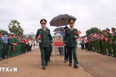 Remise des restes des martyrs au poste-frontière international de Xa Mat, district de Tân Bien, province de Tây Ninh. Photo : VNA