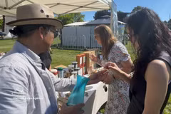 L’artisan Nguyen Ngoc Tuan présente le thé vietnamien lors du Festival Latino 2026. Photo: VNA