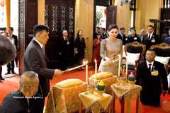 Le roi Maha Vajiralongkorn Phra Vajiraklaochaoyuhua et la reine Suthida Bajrasudhabimalalakshana de Thaïlande effectuent les rites traditionnels d'offrande de bougies et de fleurs à la pagode Quan Su. Photo: VNA