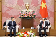 Le président de l’Assemblée nationale du Vietnam, Tran Thanh Man (droite), reçoit le président de la Commission des affaires financières et économiques de l’Assemblée populaire nationale de Chine (APN), Zhong Shan. Photo: VNA