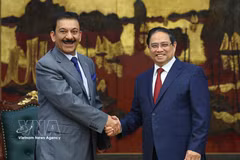 Le Premier ministre Pham Minh Chinh (droite) reçoit l'ambassadeur du Koweït au Vietnam, Yousef Ashour Al-Sabbagh. Photo: VNA
