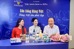 Tran Huu Linh, directeur de l'Agence pour la surveillance et le développement du marché intérieur, et deux personnalités lors de livestream "Vitalité des produits vietnamiens". Photo: qdnd.vn