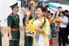 Des croisiéristes arrivent à Quang Ninh à bord du navire de croisière Adora Magic City. Photo : VNA