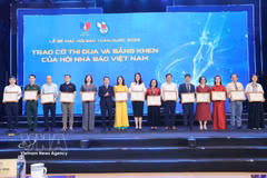 Remise des drapeaux d'émulation et des satisfecit de l'Association des journalistes vietnamiens. Photo: VNA
