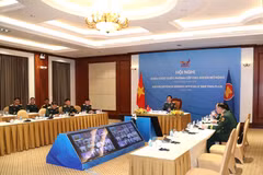 Le général de corps d'armée Nguyen Truong Thang, participe à la réunion en ligne des hauts fonctionnaires de la défense de l'ASEAN élargi. Photo: qdnd.vn