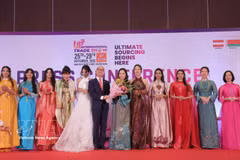 Des mannequins vietnamiens et indiens présentent les créations de l'Ao Dai lors du Salon. Photo: VNA