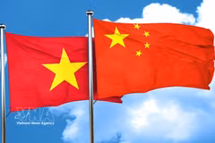 Les drapeaux nationaux du Vietnam et de Chine. Photo: VNA