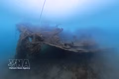 Le navire C143 coule en mer après plus de soixante ans. Photo : VNA