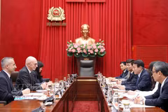 Le général Luong Tam Quang, membre du Bureau politique et ministre de la Sécurité publique reçoit le professeur Graham Carr, recteur et vice-chancelier de l'Université Concordia. Photo: VNA