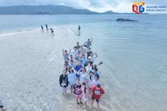Les touristes découvrent la beauté de la zone spéciale de Co To. Photo: baoquangninh.vn