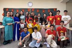 Mme Phan Thi Quynh Trang (à l'extrême gauche, deuxième ligne) avec des membres du groupe de jeunes vietnamiens lors d'un événement du CVCEC. Photo : baotintuc.vn