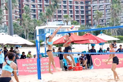 La finale très disputée entre les deux équipes, Vietnam 1 (en bleu) et Thaïlande 1. Photo : VNA