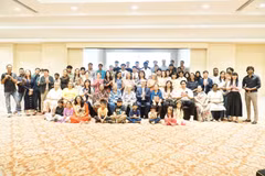 L'ambassadeur du Vietnam en Inde et des représentants vietnamiens à la rencontre. Photo: VNA