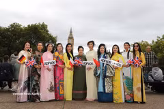 Des participants à la Semaine de la mode de l'Ao Dai de Londres 2026 devant Big Ben. Photo : VNA