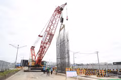 La pose de la première cage d'armature en acier destinée à la paroi moulée de la station souterraine ST10. Photo: VNA