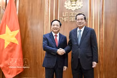 Trinh Van Quyet (gauche), membre du Bureau politique, secrétaire du Comité central du Parti communiste du Vietnam (PCV) et chef de la Commission centrale de la sensibilisation, de l’éducation et de la mobilisation des masses du PCV, et le président du Sénat et président du Parti du peuple cambodgien (PPC), Hun Sen. Photo: VNA