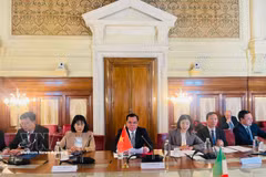 Le ministre Nguyen Dinh Khang et la délégation lors de la réunion bilatérale avec des responsables du ministère italien de l’Intérieur. Photo : ministère des Affaires ethniques et religieuses