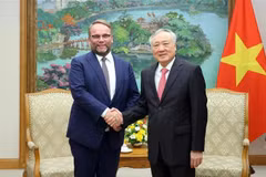 Le vice-Premier ministre permanent du gouvernement vietnamien, Nguyen Hoa Binh (droite) reçoit le ministre de la Recherche, des Arts et de la Culture de Hesse, Timon Gremmels. Photo: VNA