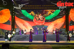 Un numéro artistique d'ouverture de la Semaine de la grande union nationale et du patrimoine culturel du Vietname en 2024. Photo : VNA