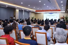 Colloque sur la promotion de la coopération commerciale et de l’investissement sur les marchés des Émirats arabes unis et du Moyen-Orient. Photo : Tapchicongsan 