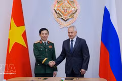 Le général Phan Van Giang, membre du Bureau politique, vice-Premier ministre et ministre vietnamien de la Défense et le général Sergueï Choïgou, secrétaire du Conseil de sécurité russe (droite). Photo: VNA 