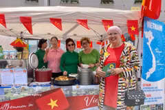 Mme Claudia Roth, députée au Bundestag, visite le stand vietnamien. Photo : VNA