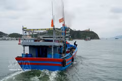 Un bateau de pêche des habitants de Gia Lai en mer. Photo: VNA