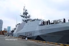 Le patrouilleur britannique HMS Spey accoste au port international de Nha Rong - Khanh Hoi. Photo : VNA