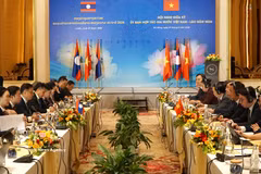 Des délégués à la réunion à mi-parcours du Comité de coopération Vietnam-Laos. Photo: VNA