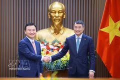 Le Premier ministre vietnamien, Le Minh Hung (droite), reçoit le directeur général de Samsung Electronics, Roh Tae Moon. Photo: VNA