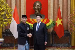 Le président de la République, Luong Cuong (droite), reçoit le 6 février à Hanoï l'ambassadeur d’Indonésie, Adam Mulawarman Tugio. Photo: VNA