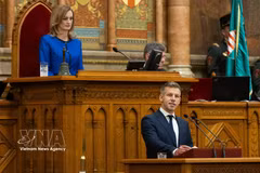 Le Premier ministre hongrois Peter Magyar (au premier rang) lors de la cérémonie d'investiture à Budapest, le 12 mai 2026. Photo : Xinhua/VNA