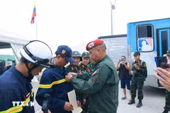 Le lieutenant-colonel Raúl Serrano Chacón remet des médailles aux membres de la délégation vietnamienne. Photo : VNA