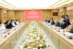 Séance entre l’ambassadeur de Belgique au Vietnam, Karl Van Den Bossche, et les autorités de la province de Hung Yen. Photo: VNA