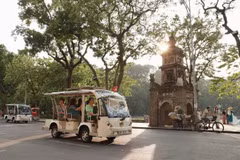 Des voitures électriques emmènent les touristes autour du lac Hoan Kiem. Photo : VNA