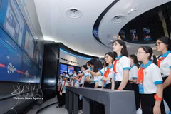 Le 13 mai 2025, 150 jeunes délégués visitent le groupe militaro-industriel et de télécommunications Viettel. Photo d'illustration : VNA